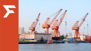 Gráfico comparativo de costos ocultos en flete FCL China-Argentina, destacando cargos de Demurrage, Storage y Local Charges no incluidos en la cotización inicial.